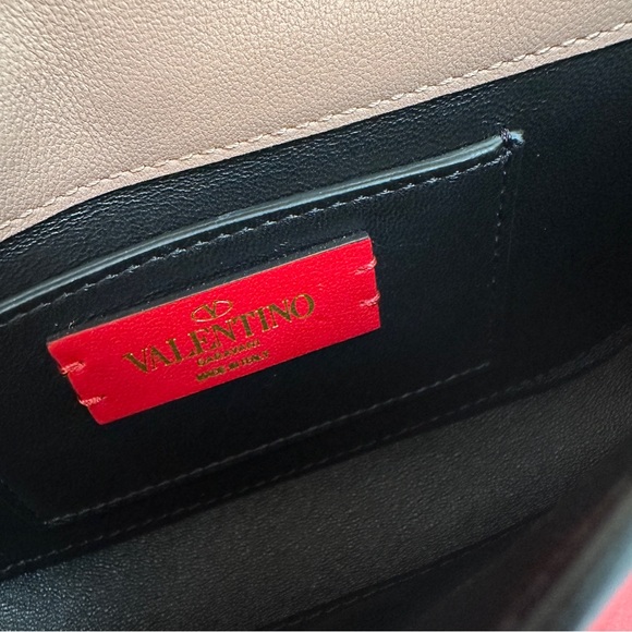 🎀SOLD🎀NWOT 💯% Auth Valentino Garavani SuperVee Clutch - Picture 5 of 5